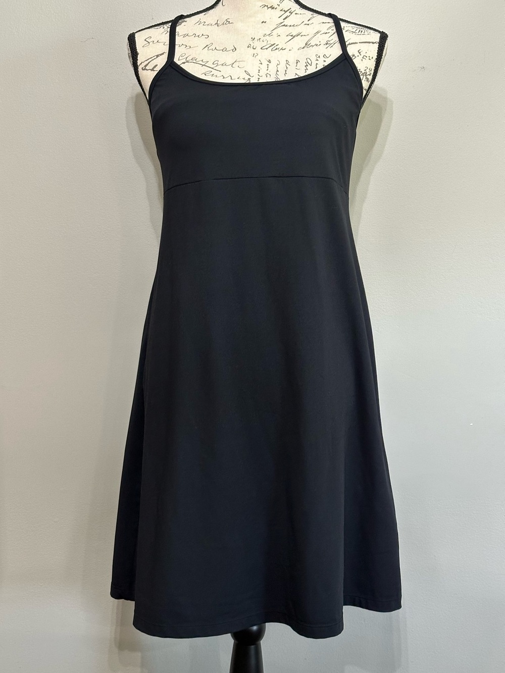 Athleta Shorebreak Dress in Black. Size Medium